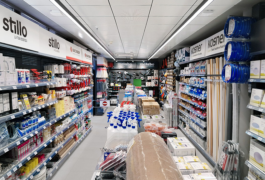 "Interior de la tienda de Saltoki en IFEMA Madrid"