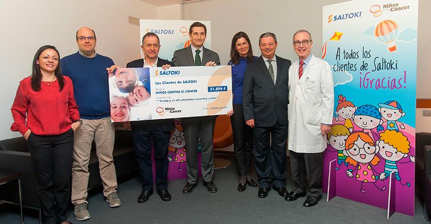 Entrega del cheque simbólico a los responsables de Niños contra el Cáncer.